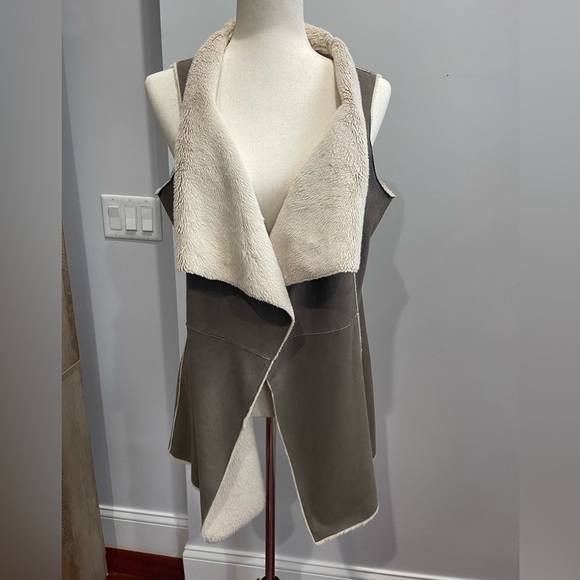 Dolce Cabo Faux Fur Vest - Picture 1 of 8